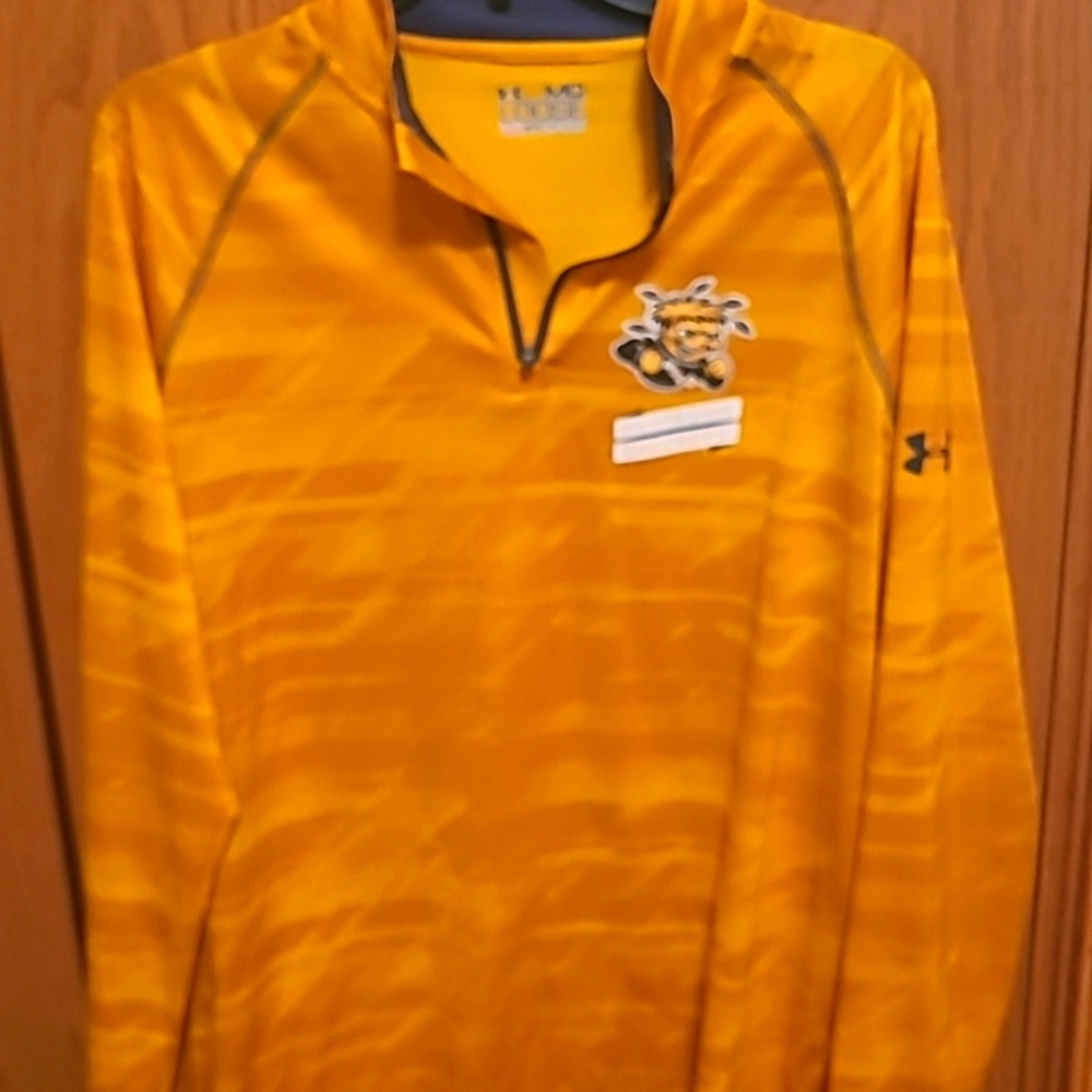 Womens Under Armor Gold Long Sleeve Loose Pull Over 1/4 Zip Heat Gear Shirt.
